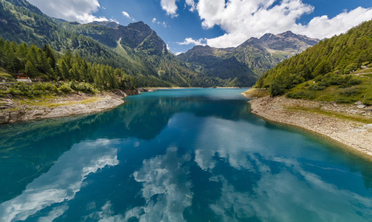 una vista dell'acqua e di una montagna sullo sfondo