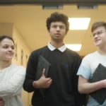 een groep mensen die voor de camera poseren