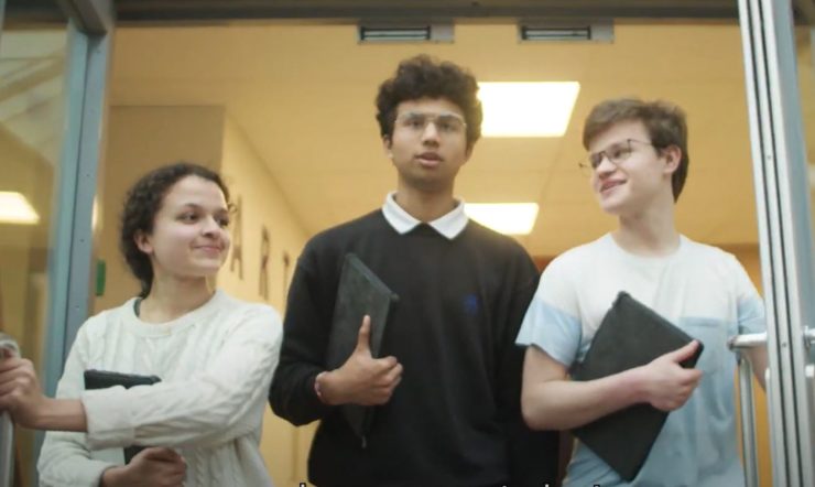 een groep mensen die voor de camera poseren