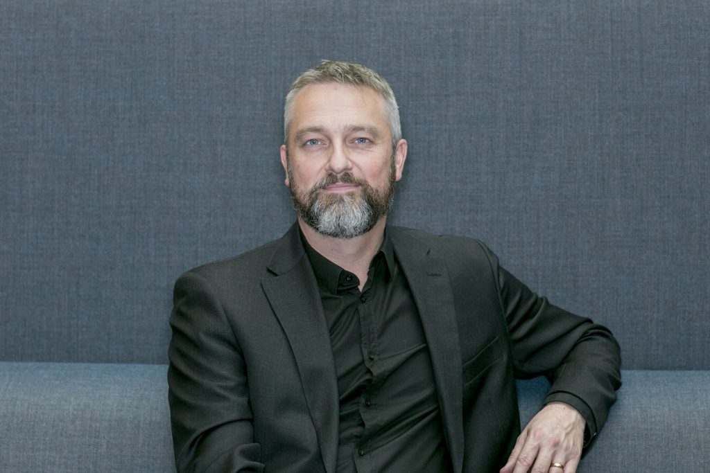 en mand iført jakkesæt og slips