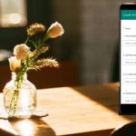 een laptopcomputer die bovenop een houten lijst zit