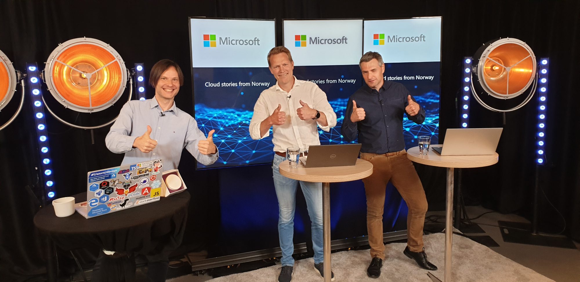 en gruppe mennesker som poserer for kameraet