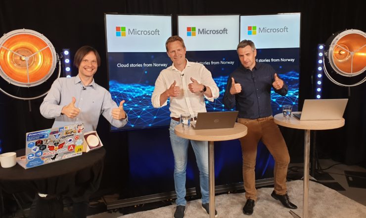 en gruppe mennesker som poserer for kameraet