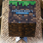 een teken op de kant van een baksteengebouw