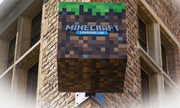 een teken op de kant van een baksteengebouw