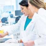 um homem e uma mulher olhando para a câmera