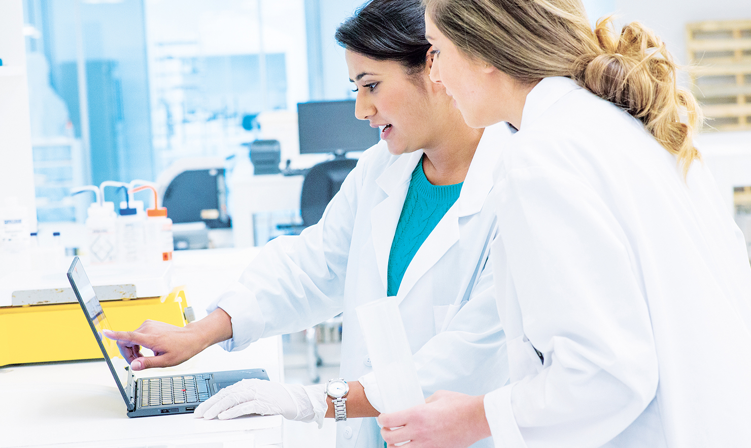 um homem e uma mulher olhando para a câmera