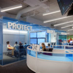 en grupp människor som står i ett rum