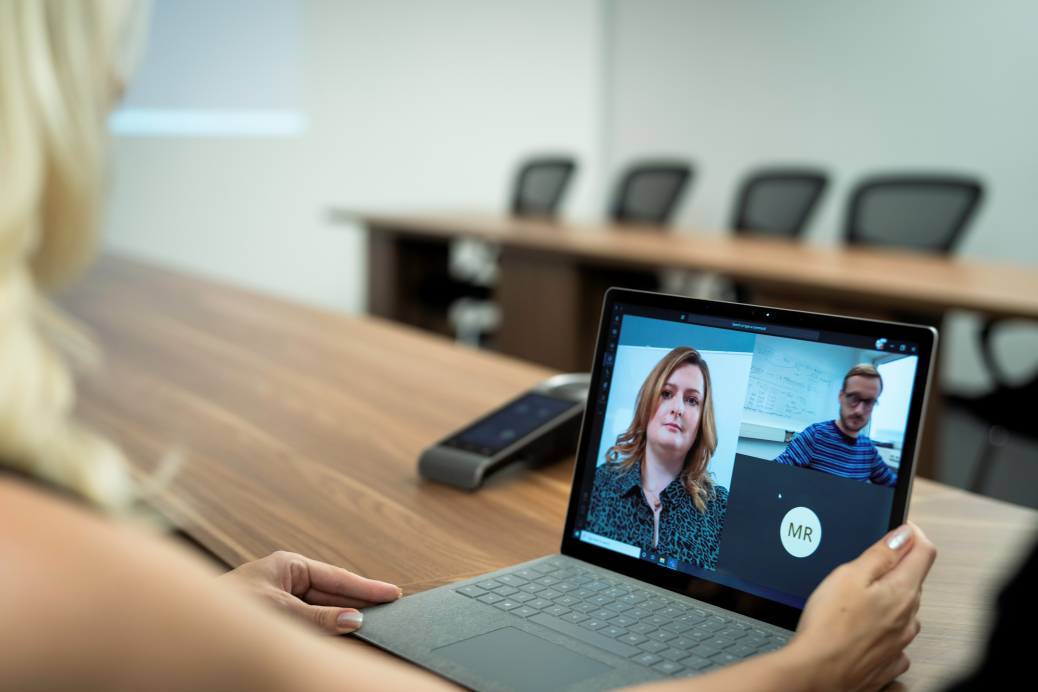 een persoon die een laptop gebruikt