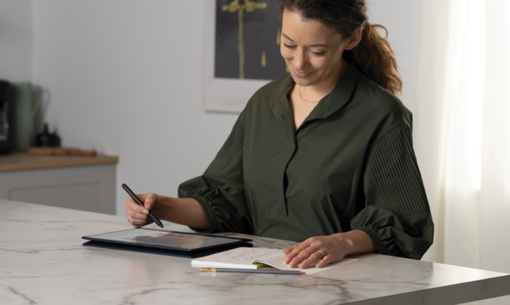 een vrouwenzitting bij een lijst die laptop gebruikt