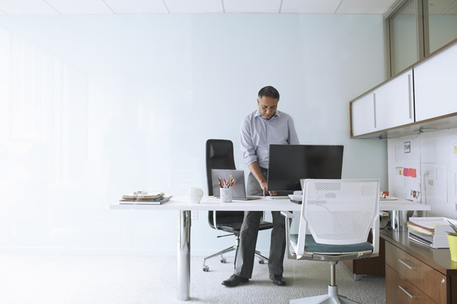 een man in een keuken