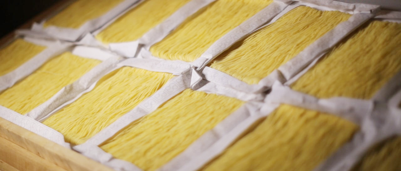 un pezzo di torta seduto sulla cima di un tavolo di legno