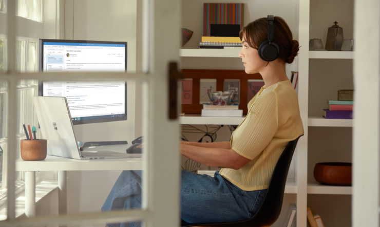 een persoon die zich voor een computer bevindt