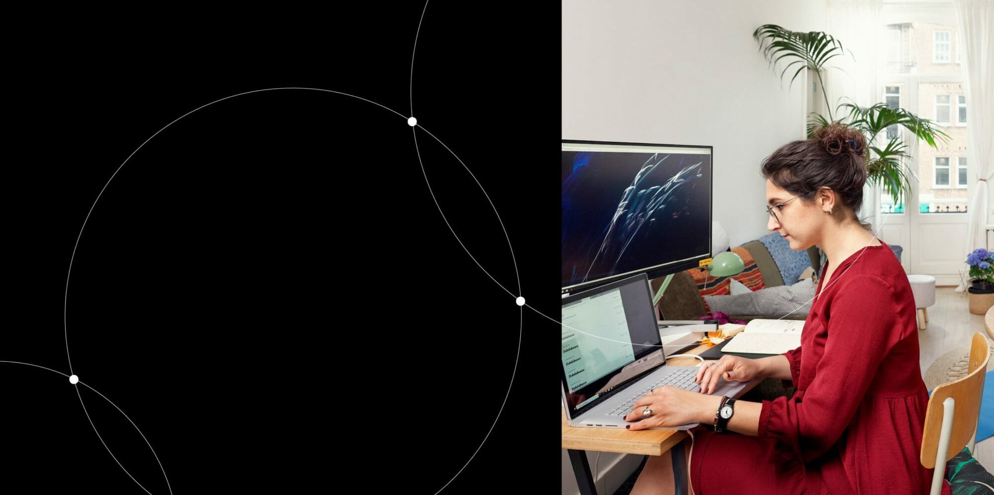 een persoon die een laptop vasthoudt