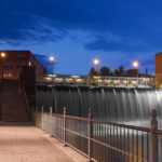 silta, joka johtaa tiilirakennukseen