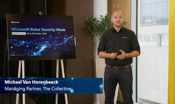 Michael Van Horenbeeck die zich voor een televisie bevindt