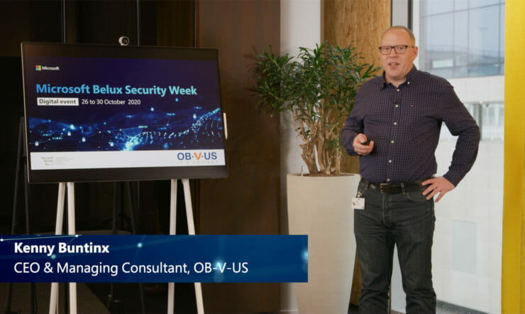 een mens die zich voor een televisie bevindt