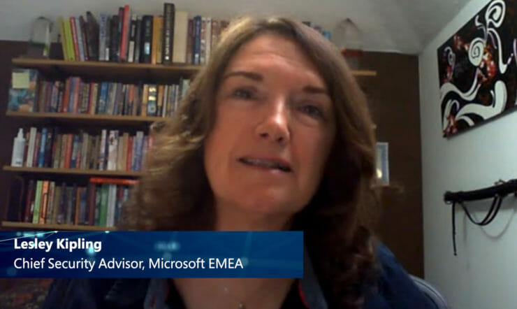 een persoon die een boekenplank houdt