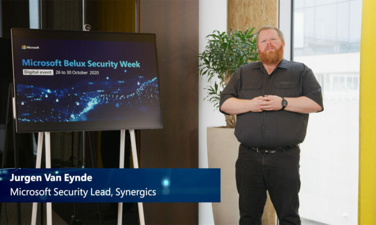 een mens die zich voor een scherm bevindt