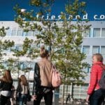 een groep mensen die door de straat lopen