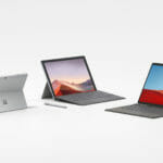 en åpen bærbar datamaskin som sitter på toppen av et bord