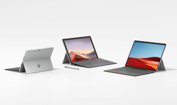 en åpen bærbar datamaskin som sitter på toppen av et bord