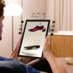 un uomo lavarsi i denti davanti a uno specchio