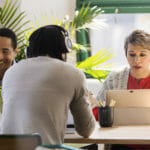 Gladys Diaz istuu pöydässä kannettavan tietokoneen edessä