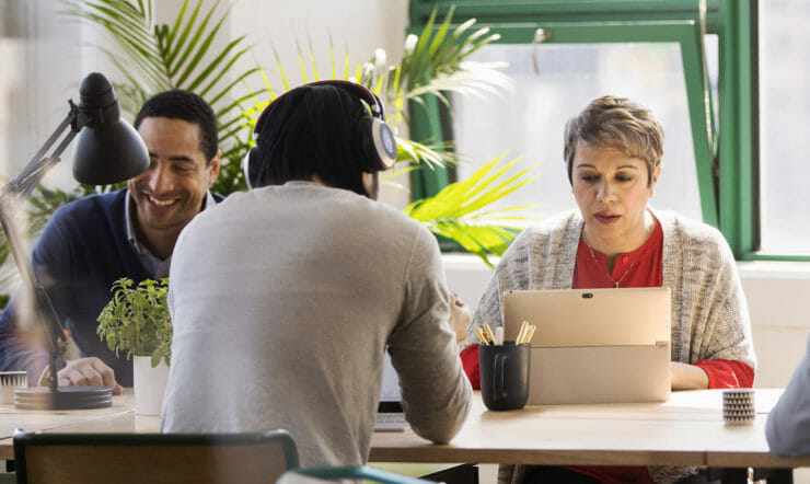 Gladys Diaz istuu pöydässä kannettavan tietokoneen edessä