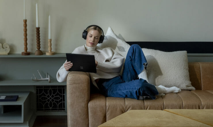eine Person, die auf einer Couch sitzt