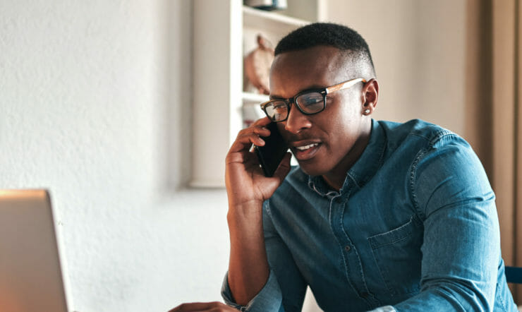 ein Mann mit Brille, der am Telefon spricht