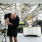 een mens die zich voor een gebouw bevindt