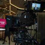 en person som sitter på en sykkel