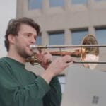 een persoon die een microfoon vasthoudt