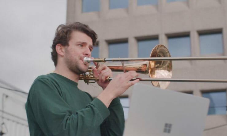 een persoon die een microfoon vasthoudt