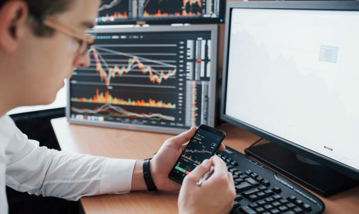 ein kleiner Junge, der einen Laptop nutzt