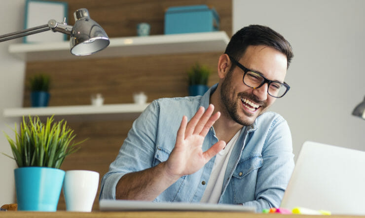 ein Mann mit Brille, der in die Kamera blickt