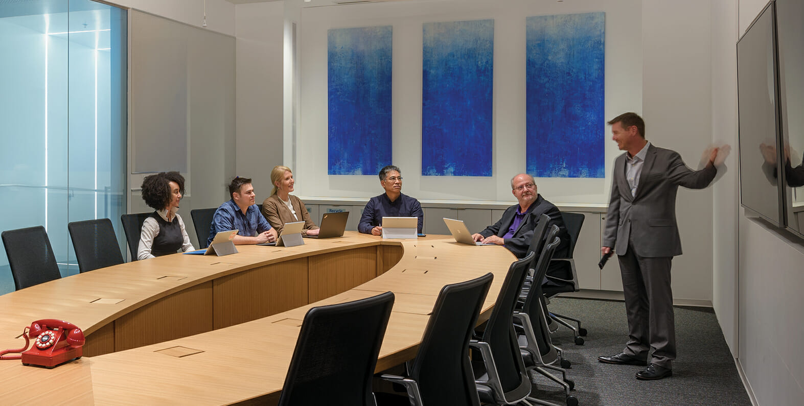 um grupo de pessoas sentadas em uma mesa em uma sala