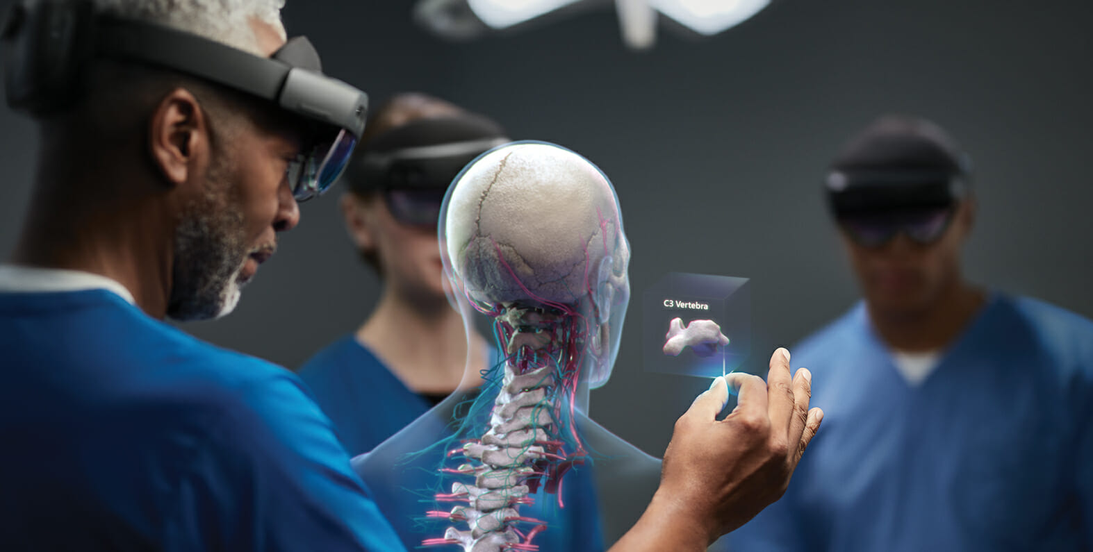 uma pessoa de camisa azul