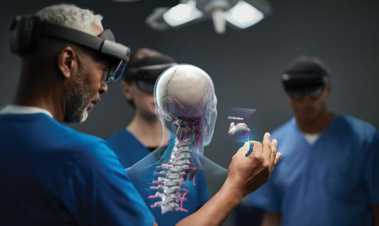 um homem segurando um telefone