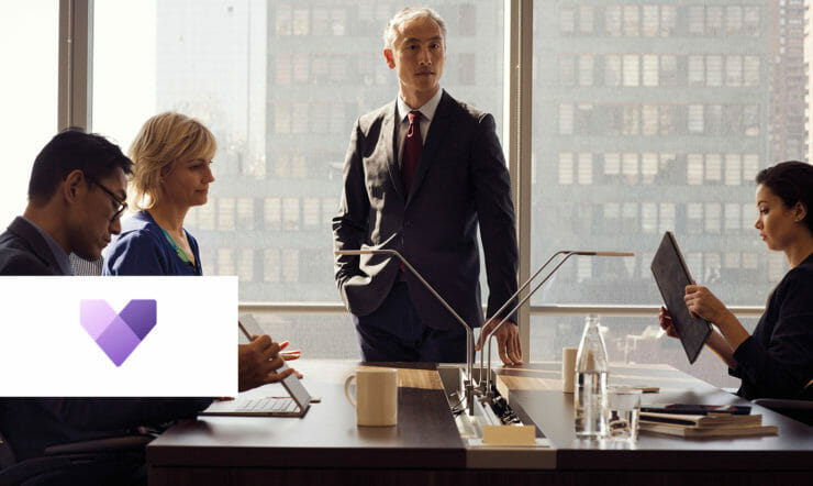 un gruppo di persone che guardano un laptop