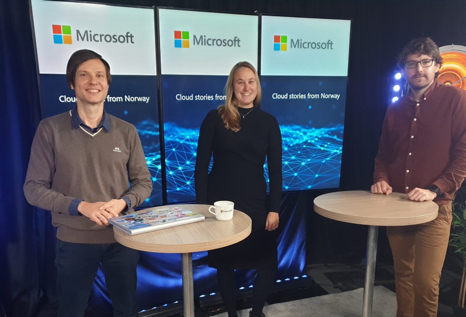 en person som står foran en gruppe mennesker som poserer for kameraet