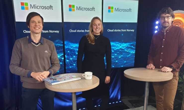 en person som står foran en gruppe mennesker som poserer for kameraet