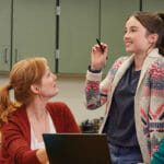 Eden Campbell et al. olhando para um laptop