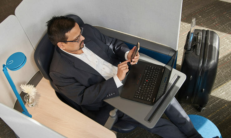 um homem sentado em uma mesa usando um laptop