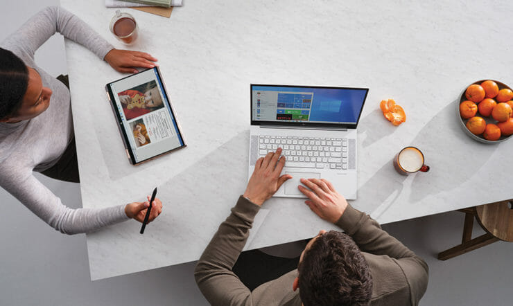 um homem e uma mulher usando um tablet