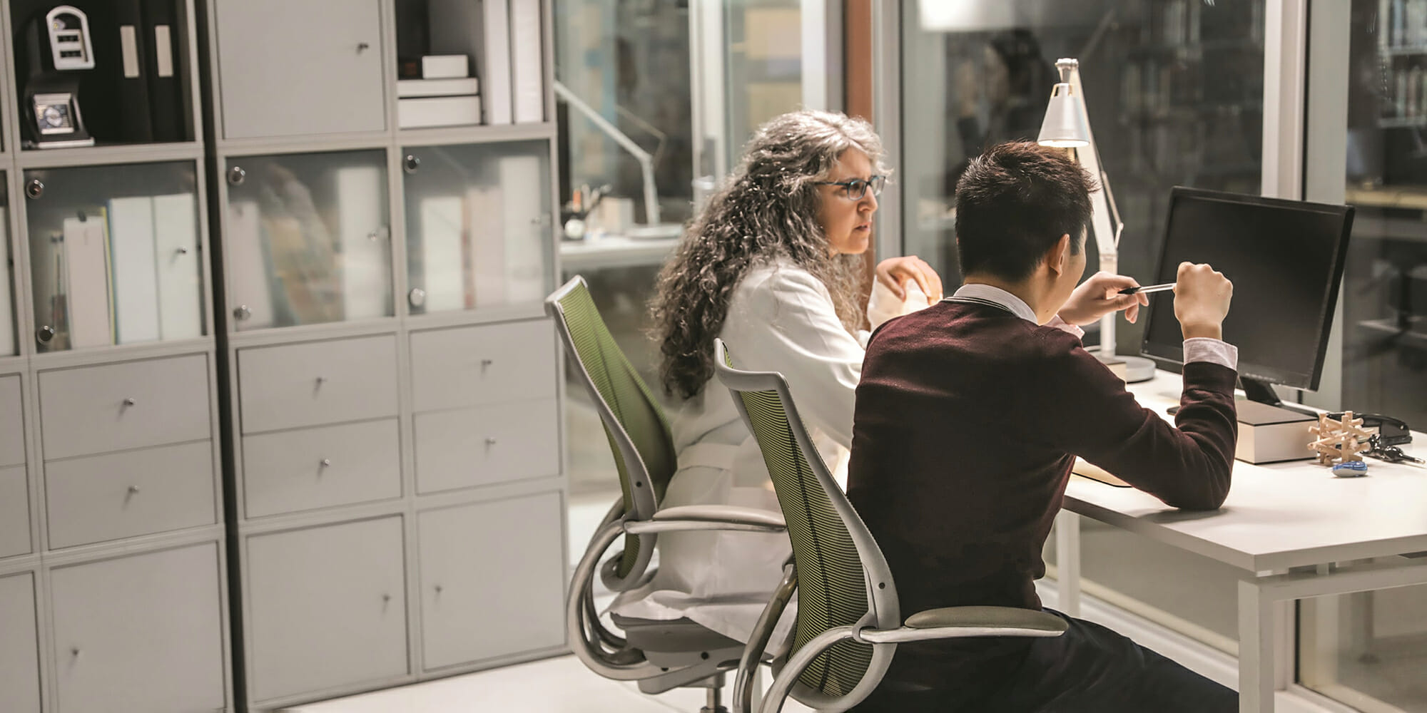 pöydän edessä seisova henkilö