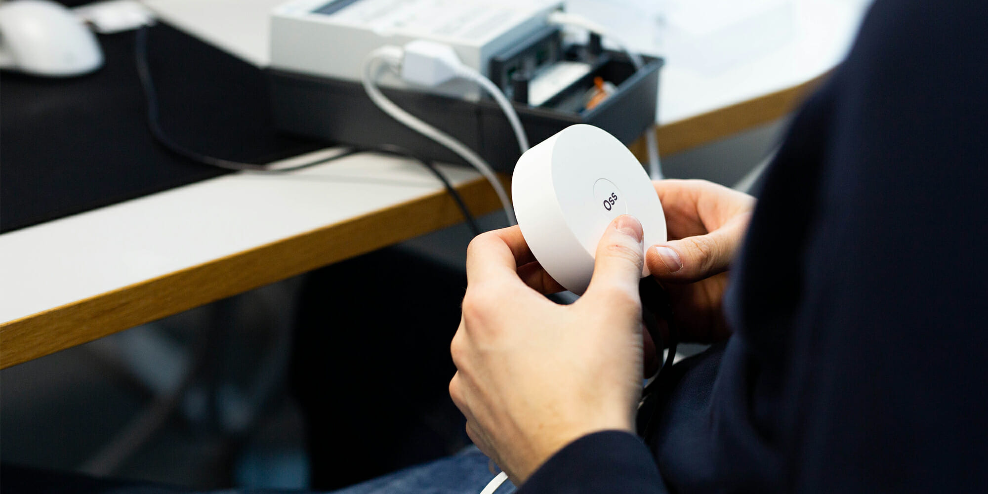 spillecontroller i hånd