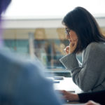 una mujer de pie frente a una ventana