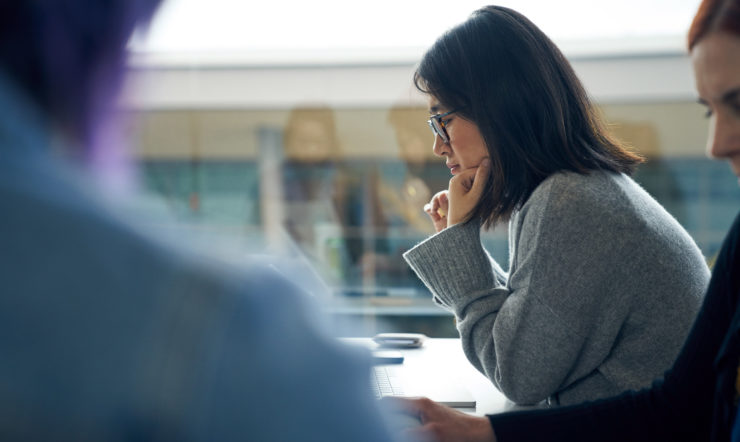 una mujer de pie frente a una ventana